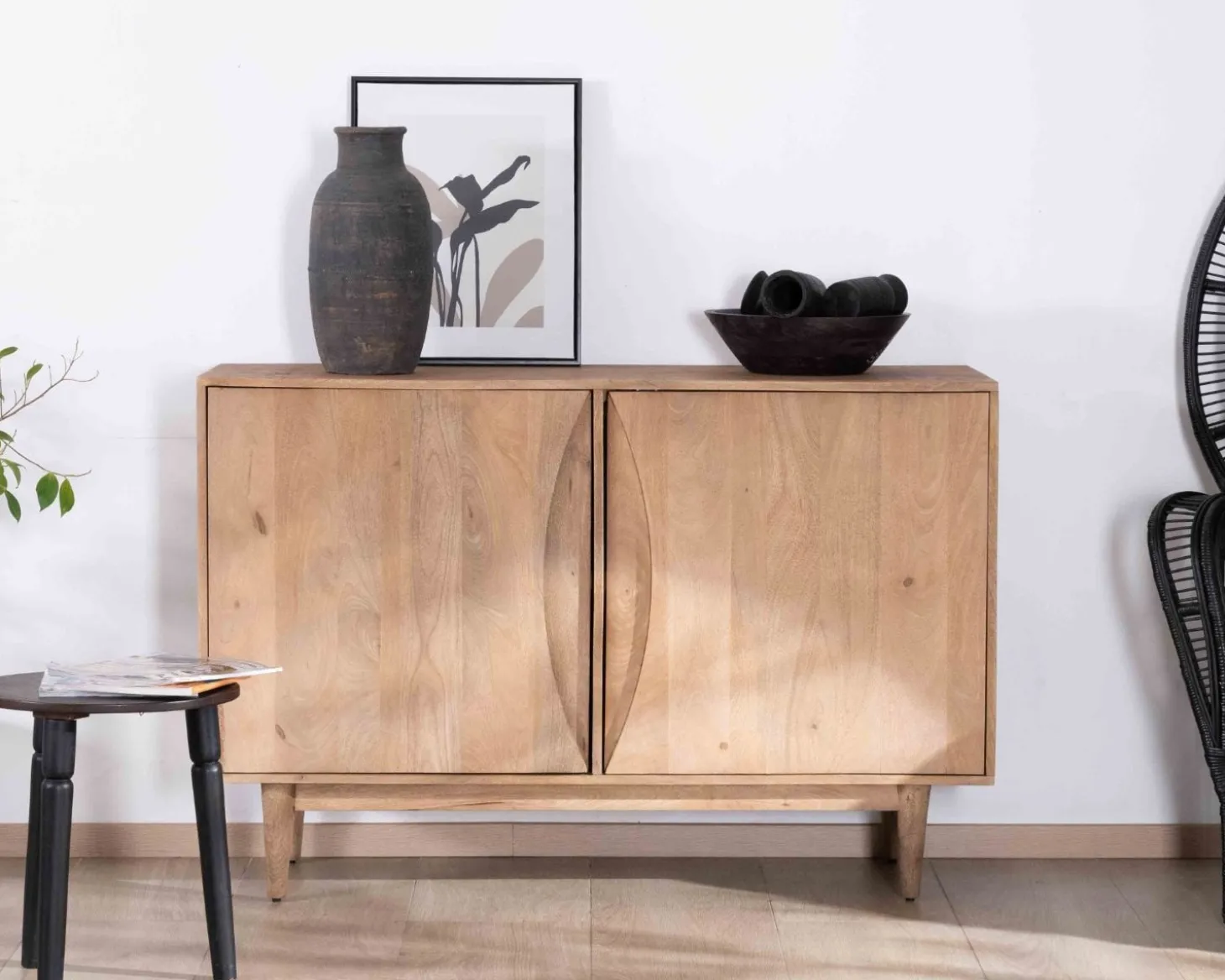Bahut contemporain en manguier massif 2 portes avec poignées intégrées arc de cercle "Cabure"