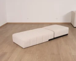 Bain de soleil design épuré en tissu crème avec surpiqures spécial extérieur 