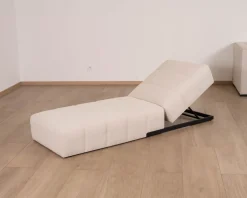 Bain de soleil design épuré en tissu crème avec surpiqures spécial extérieur 