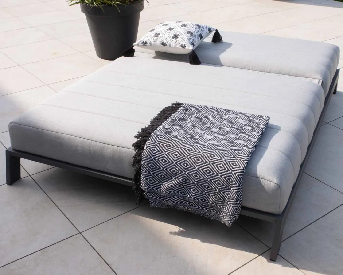 Bain de soleil double moderne et confortable gris clair "Terrasse" structure anthracite