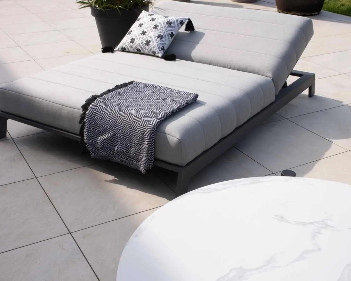 Bain de soleil double moderne et confortable gris clair "Terrasse" structure anthracite