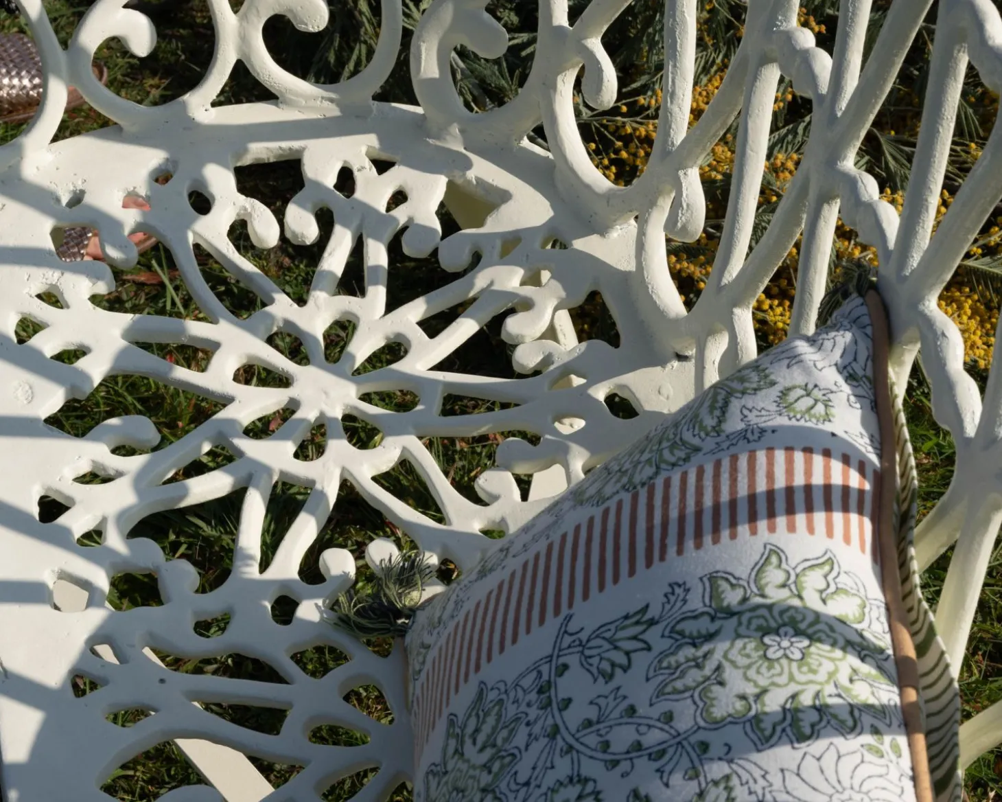Banc de jardin esprit rétro en fonte esprit fer forgé blanc vieilli "Gardénia" 1m
