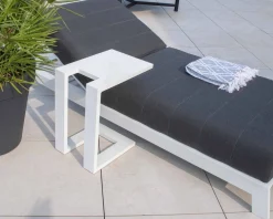 Bout de canapé design en aluminium blanc "Lazy Beach"