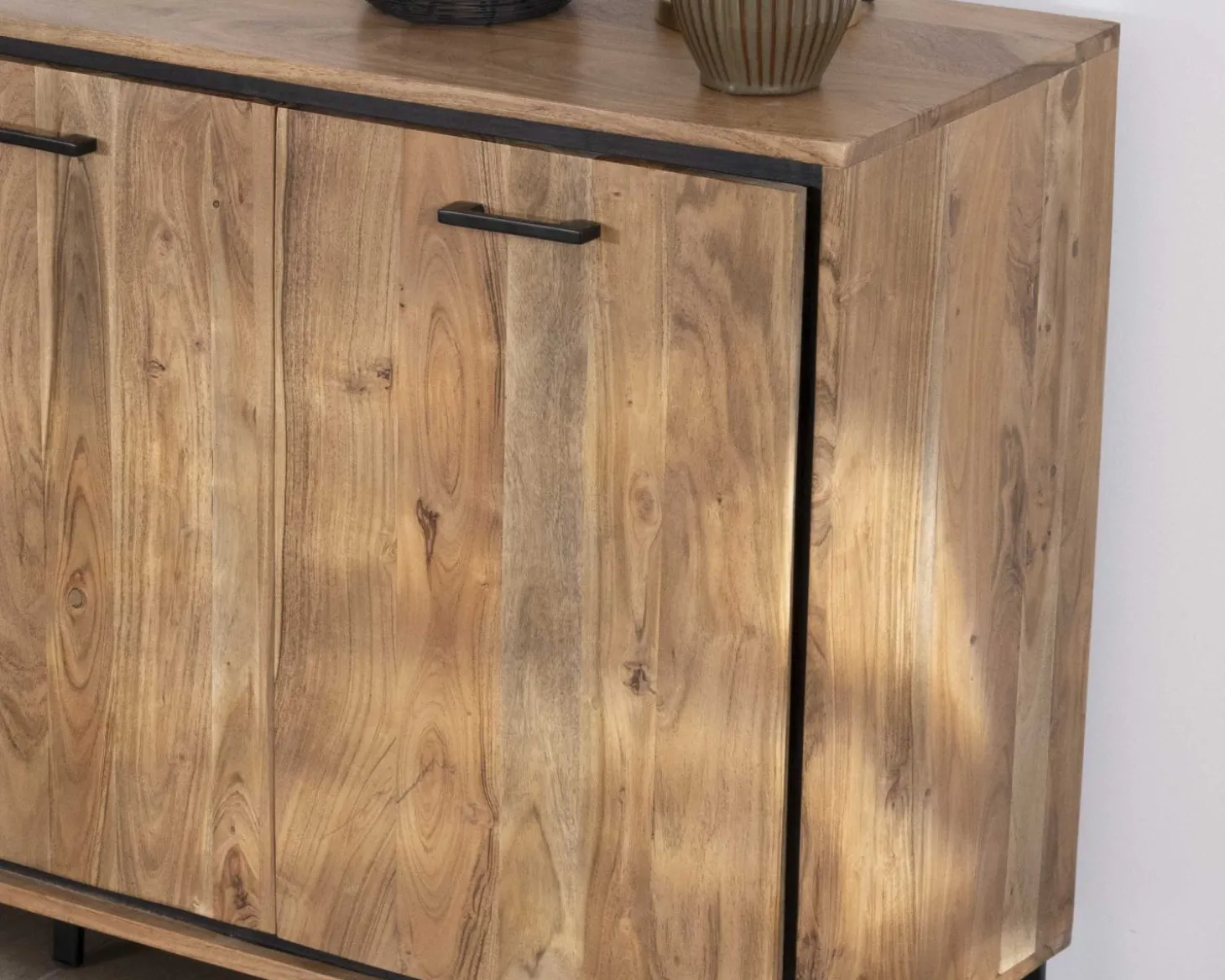 Buffet industriel 160 cm en acacia "Baltik" avec portes, tiroirs et niches