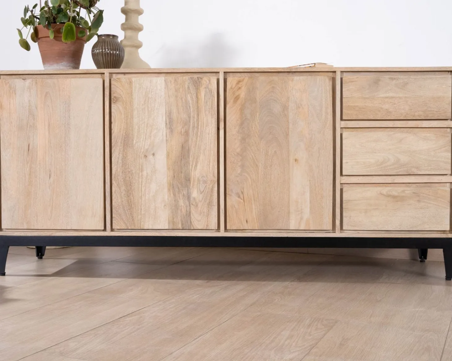 Buffet épuré en manguier massif 180 cm 3 portes et tiroirs "Gola"