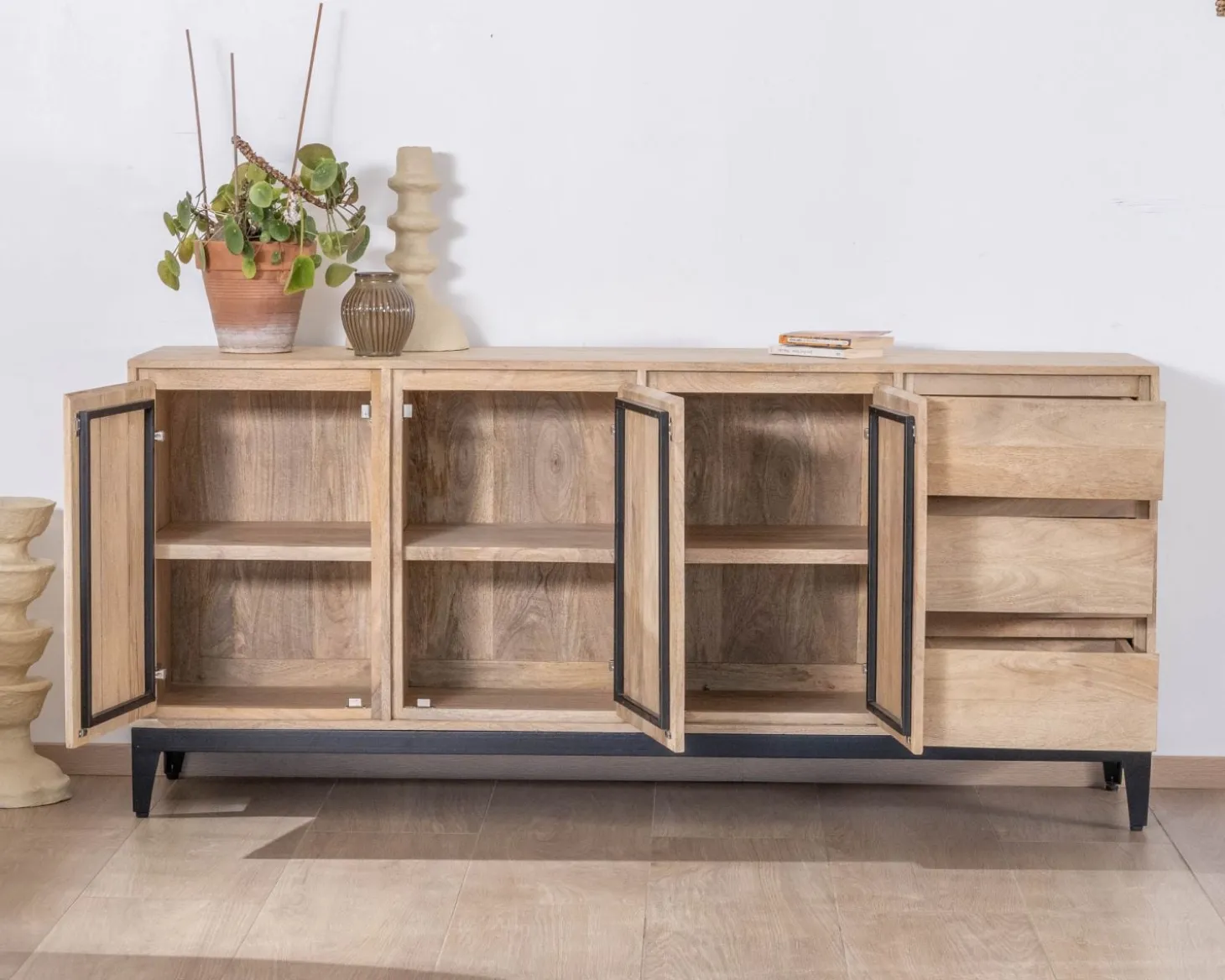 Buffet épuré en manguier massif 180 cm 3 portes et tiroirs "Gola"
