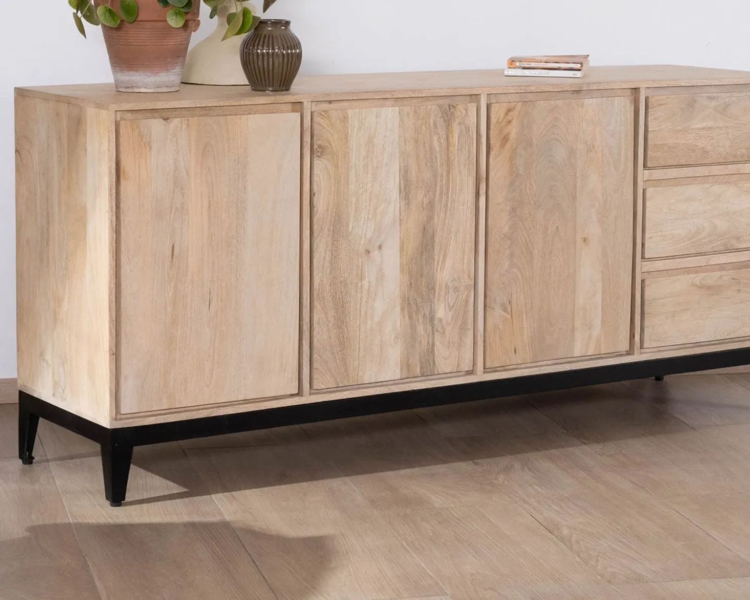 Buffet épuré en manguier massif 180 cm 3 portes et tiroirs "Gola"