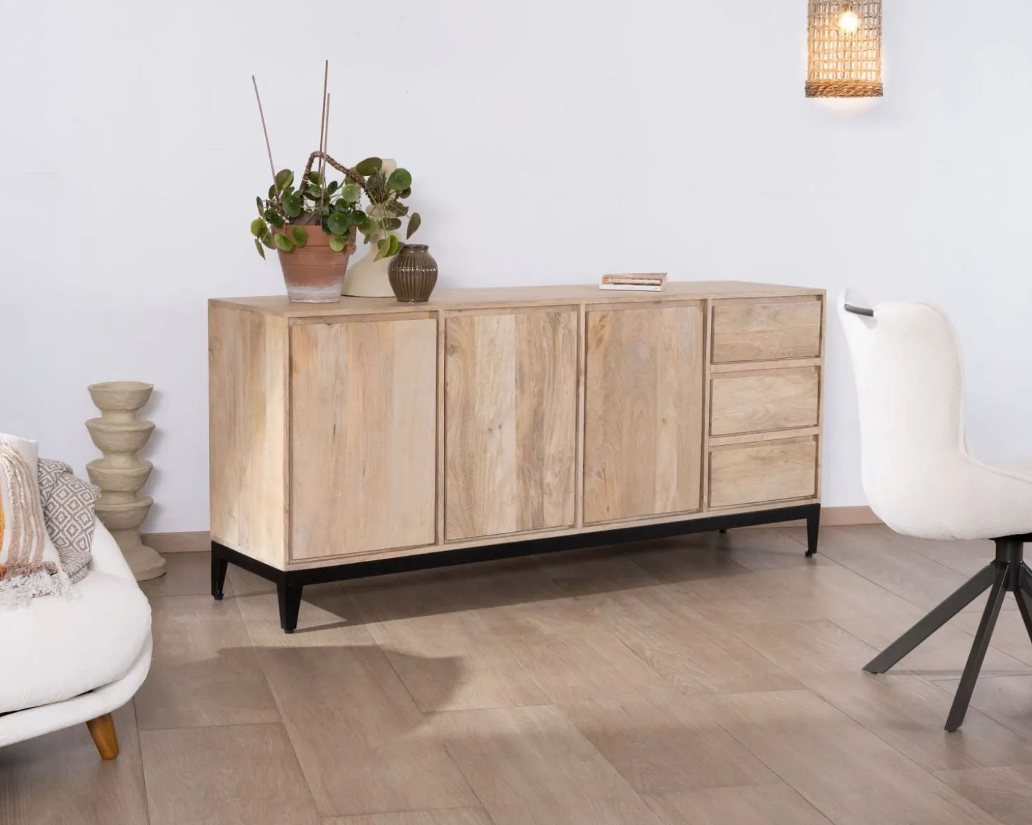 Buffet épuré en manguier massif 180 cm 3 portes et tiroirs "Gola"