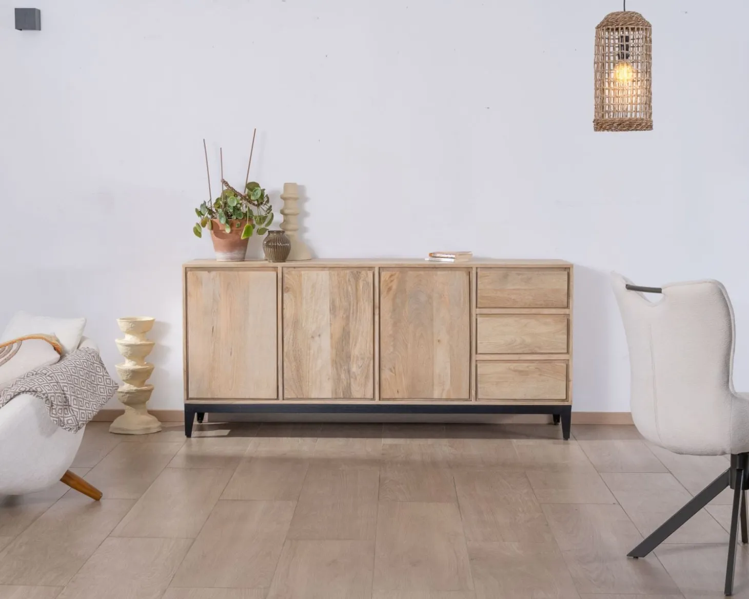 Buffet épuré en manguier massif 180 cm 3 portes et tiroirs "Gola"