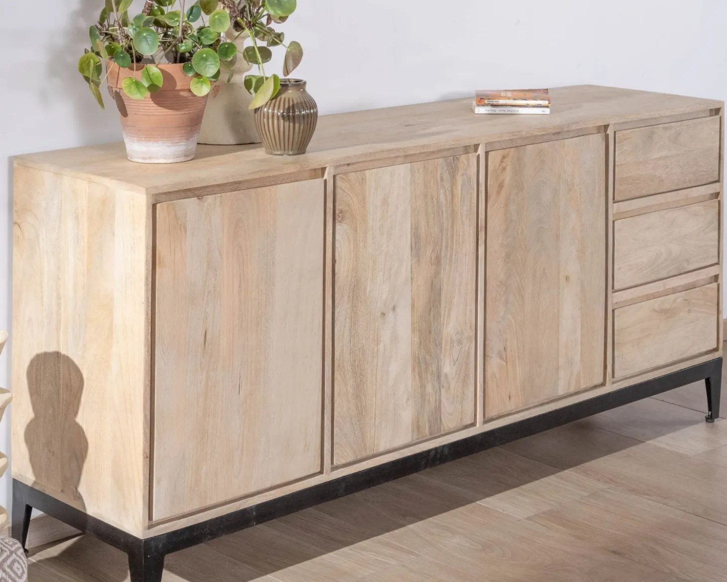 Buffet épuré en manguier massif 180 cm 3 portes et tiroirs "Gola"
