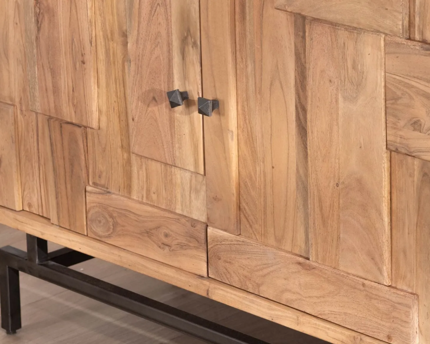 Buffet rétro 2 portes façades à empiècements en acacia "Puzzle" 120 cm