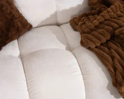 Canapé cocooning 3 places tissu bouclette blanc avec surpiqures 