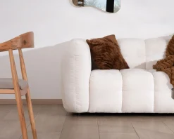 Canapé cocooning 3 places tissu bouclette blanc avec surpiqures 