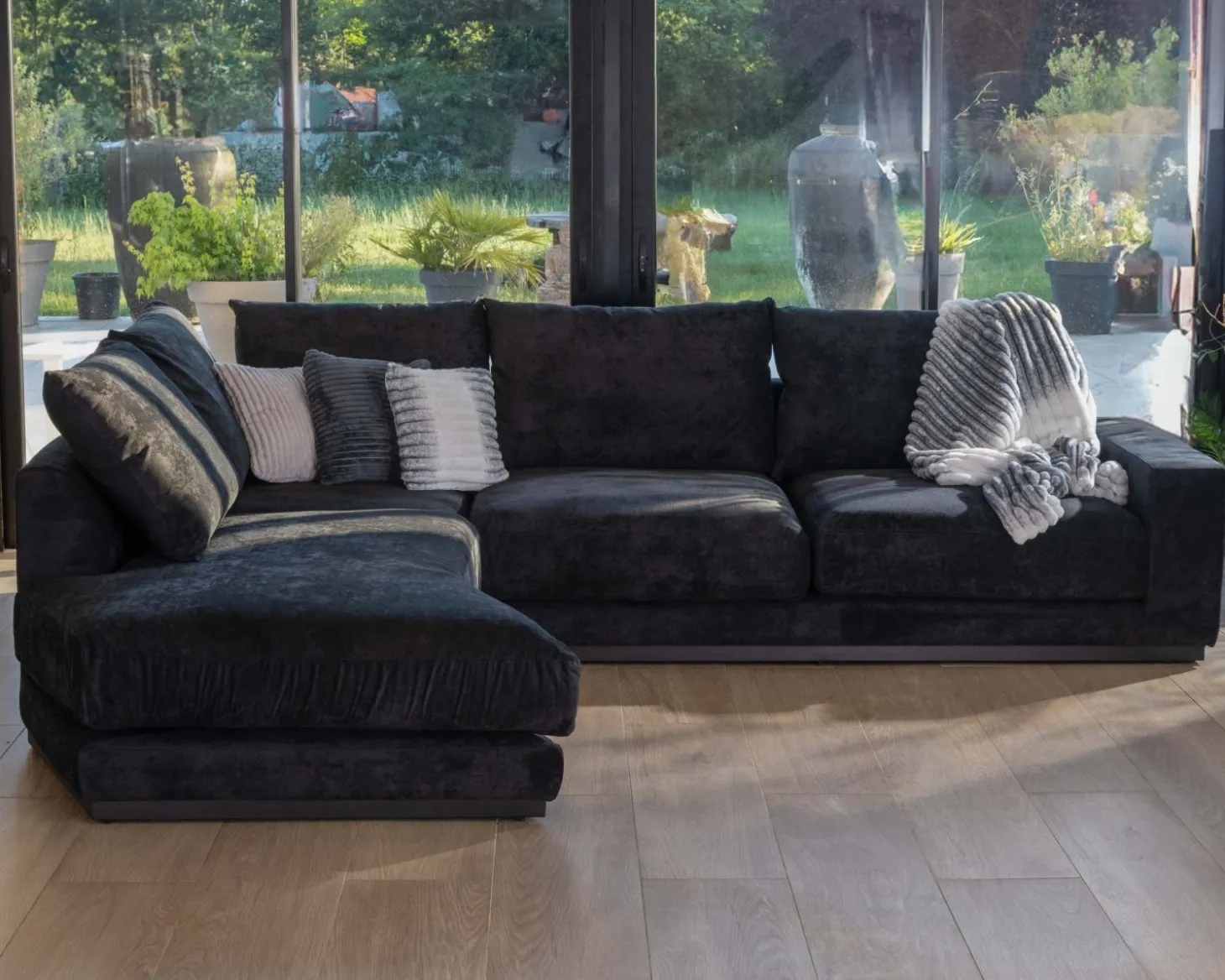 Canapé confort en velours lisse anthracite avec méridienne design "Cyrano"