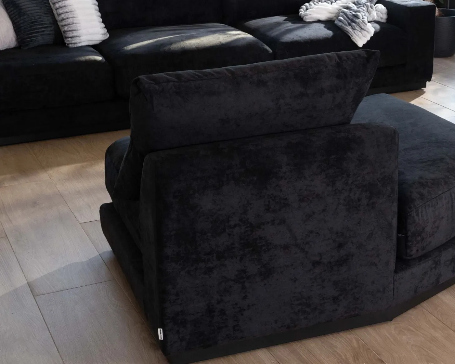 Canapé confort en velours lisse anthracite avec méridienne design "Cyrano"