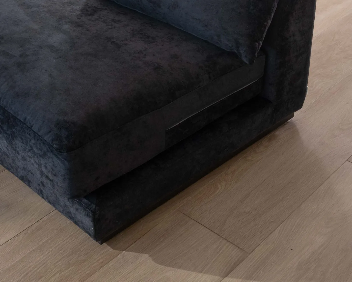 Canapé confort en velours lisse anthracite avec méridienne design "Cyrano"