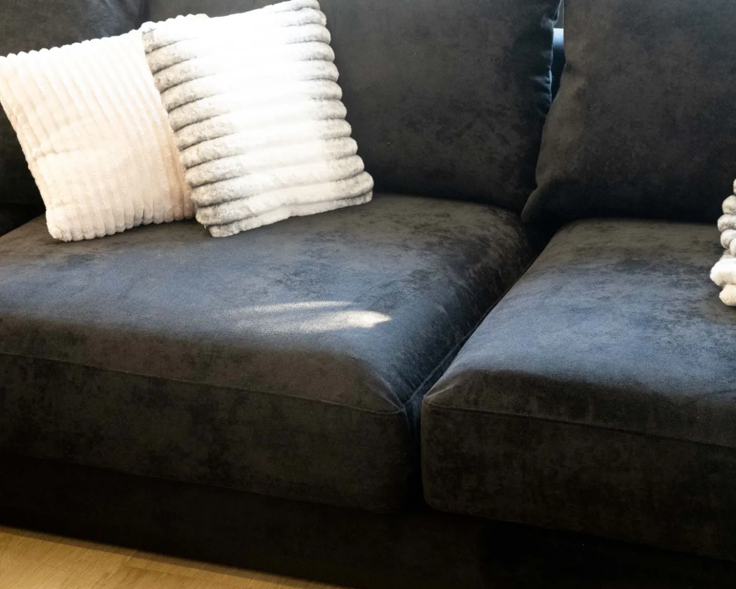 Canapé confort en velours lisse anthracite avec méridienne design "Cyrano"