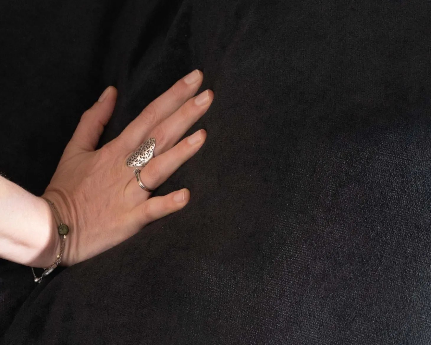 Canapé confort en velours lisse anthracite avec méridienne design "Cyrano"