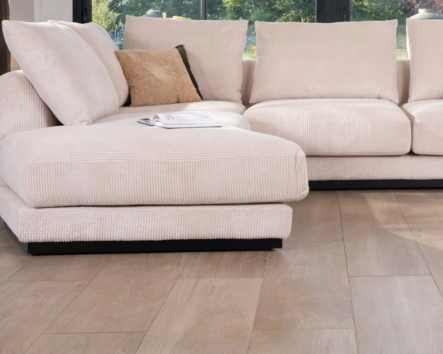Canapé confort en velours côtelé beige avec méridienne design "Cyrano"