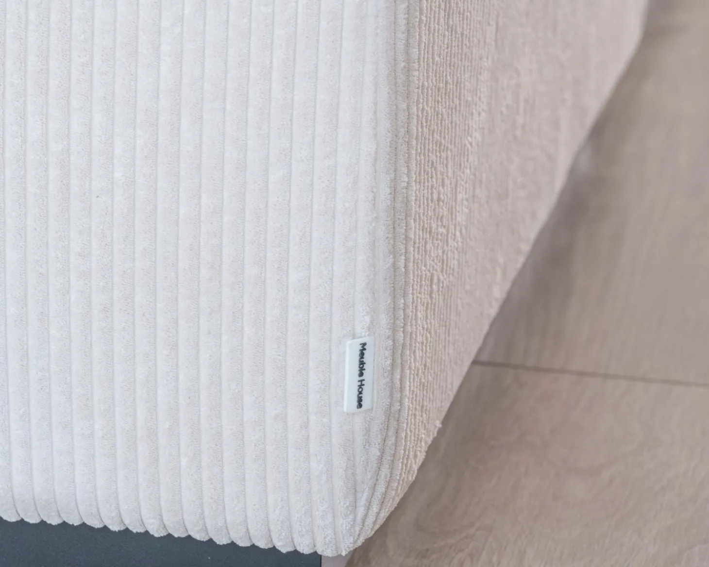 Canapé confort en velours côtelé beige avec méridienne design "Cyrano"