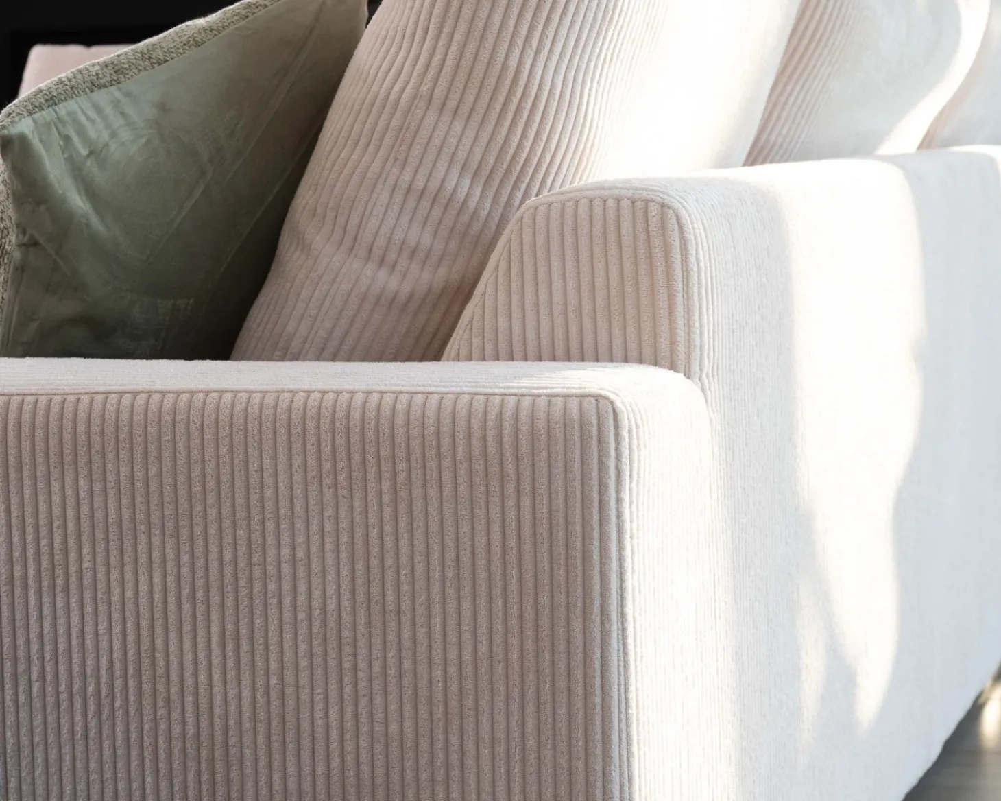 Canapé confort en velours côtelé beige avec méridienne design "Cyrano"