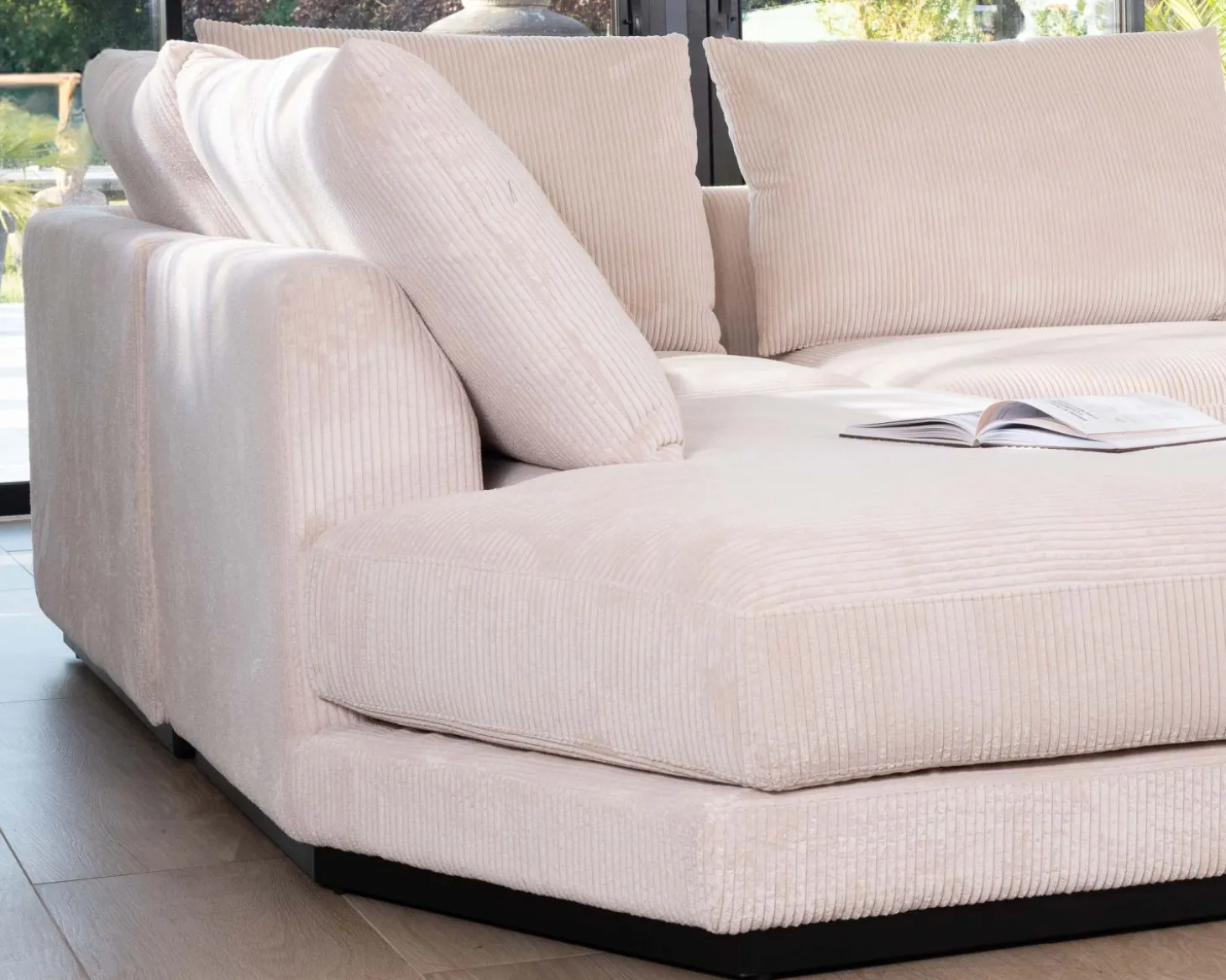 Canapé confort en velours côtelé beige avec méridienne design "Cyrano"