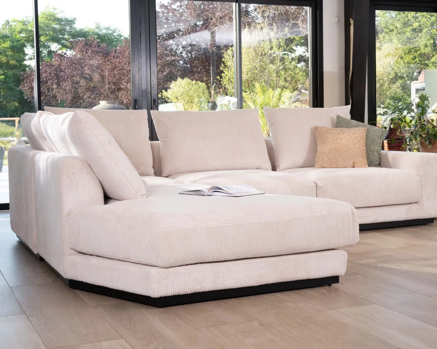 Canapé confort en velours côtelé beige avec méridienne design "Cyrano"
