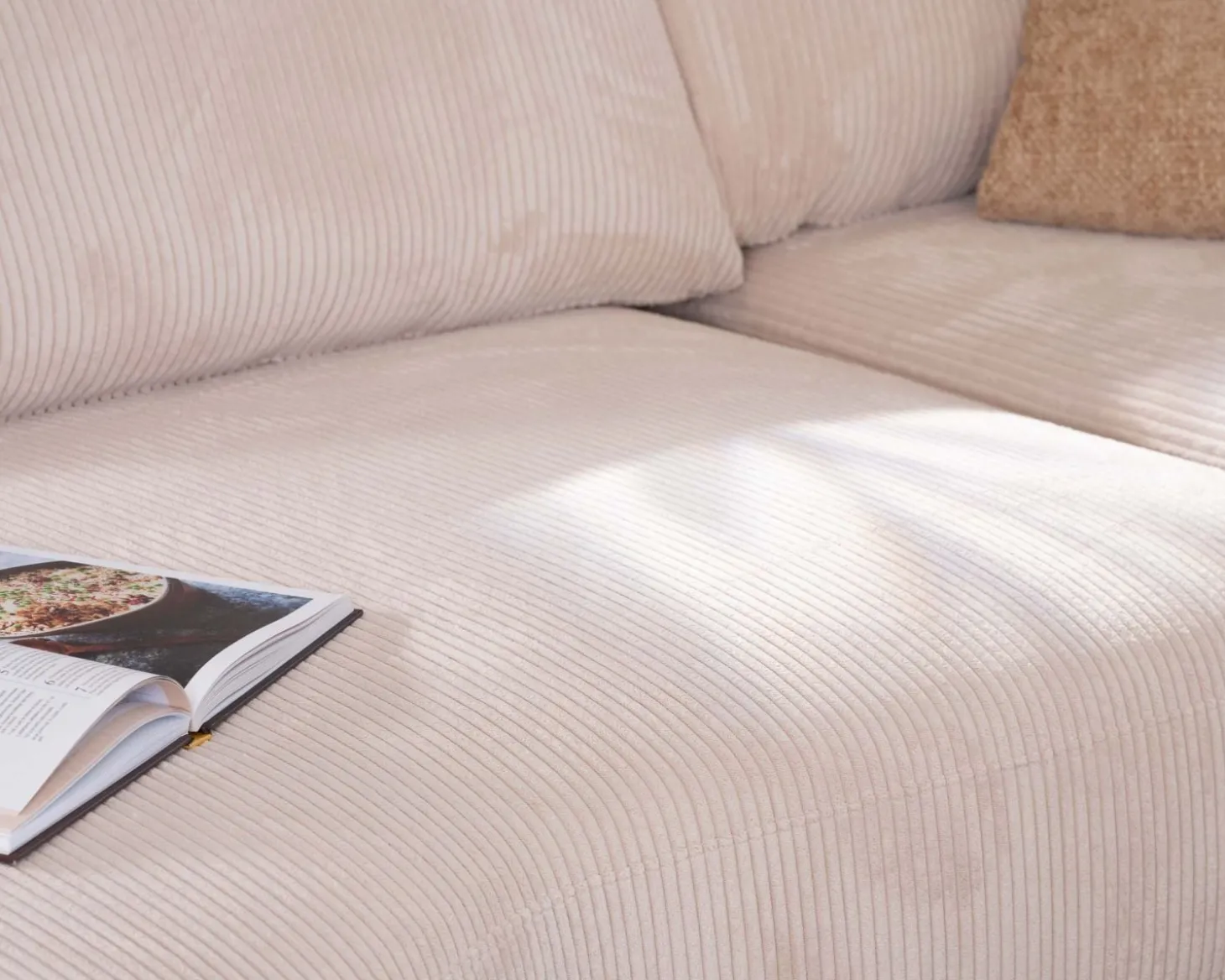 Canapé confort en velours côtelé beige avec méridienne design "Cyrano"