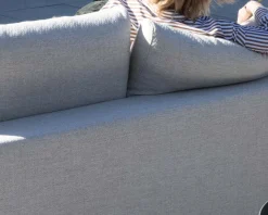 Canapé d'extérieur ultra confort en tissu beige chiné et coussins décos 