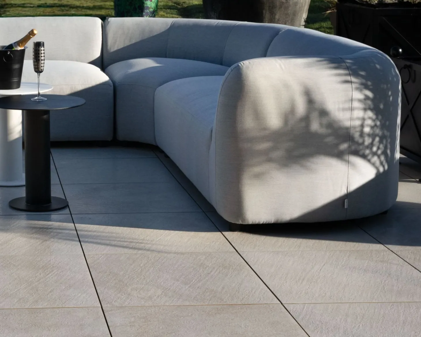 Canapé panoramique modulaire spécial extérieur en tissu gris clair "Kacang"