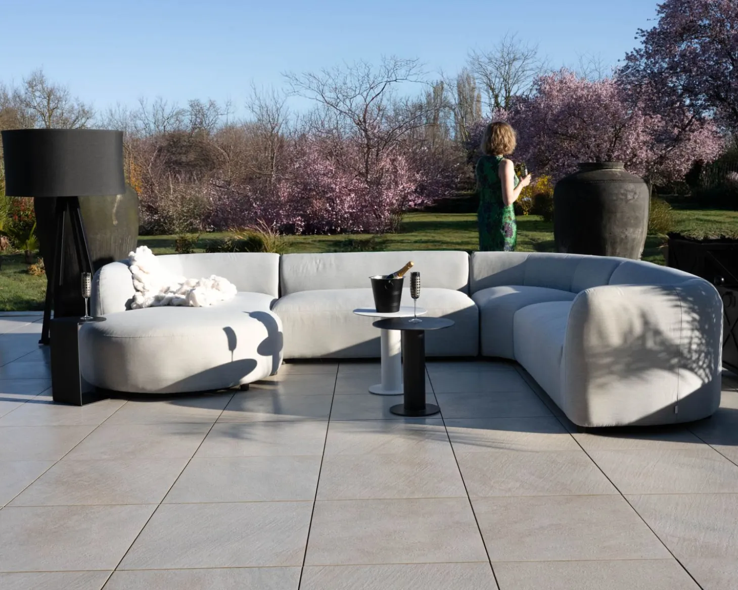 Canapé panoramique modulaire spécial extérieur en tissu gris clair "Kacang"