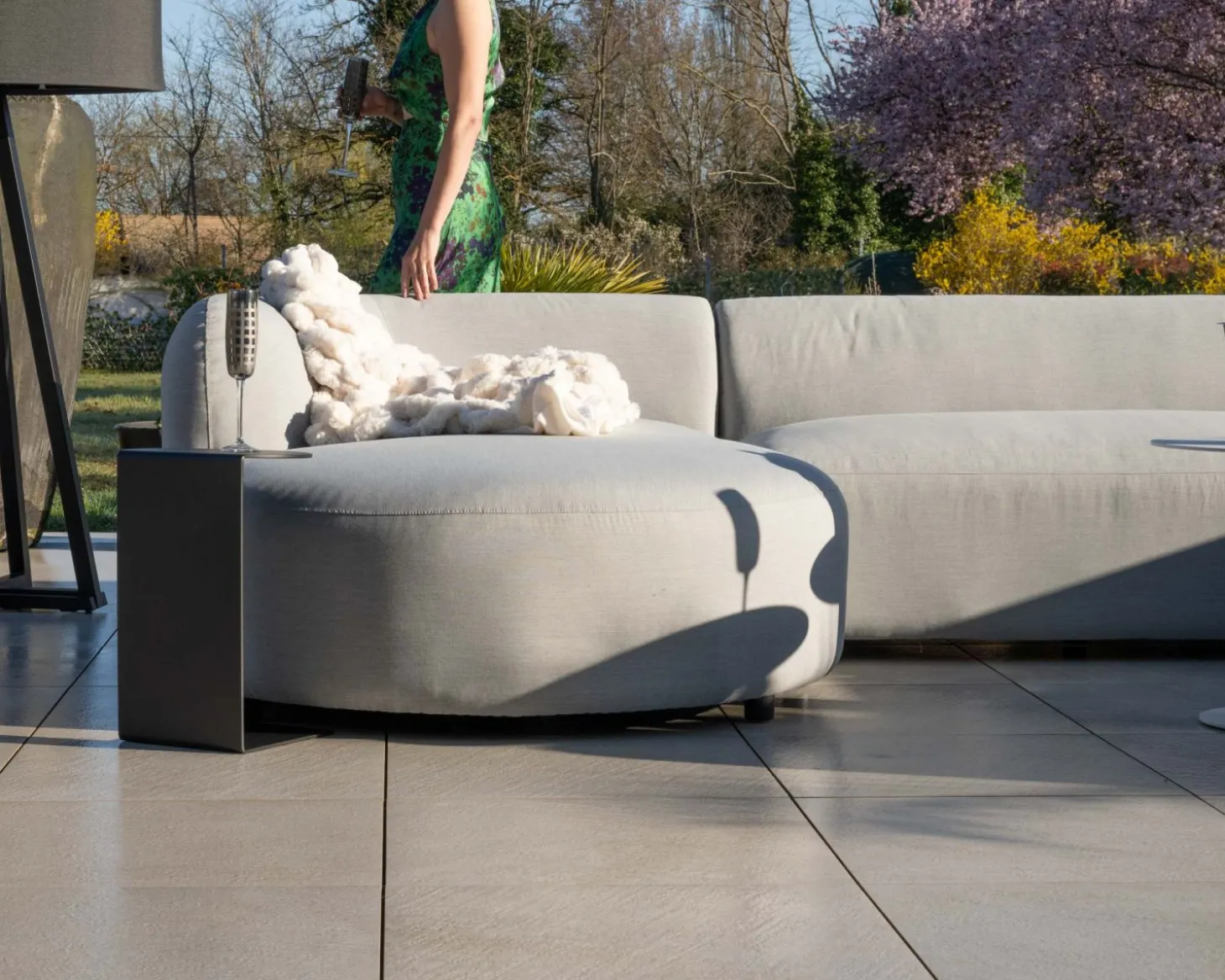 Canapé panoramique modulaire spécial extérieur en tissu gris clair "Kacang"