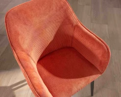 Chaise avec accoudoirs en velours rouge terracotta et pieds métal noir 