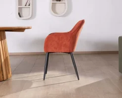 Chaise avec accoudoirs en velours rouge terracotta et pieds métal noir 