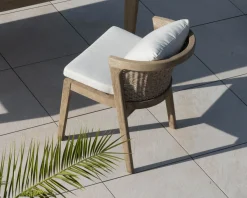 Chaise de repas confortable et haut de gamme en teck sablé avec coussins beiges "Vérone"