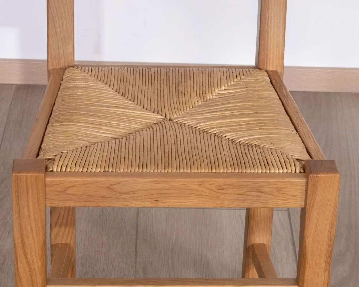 Chaise de repas en chêne massif et assise tressée "Antique" esprit classique