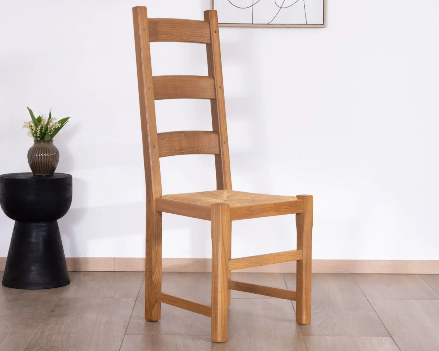 Chaise de repas en chêne massif et assise tressée "Antique" esprit classique