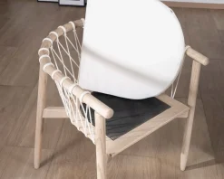 Chaise de repas noire en bois et corde tressée 