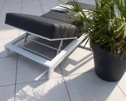 Chaise longue haut de gamme matelassée gris foncé alu blanc 