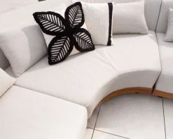 Coussin brodé motif feuillage ultra graphique 