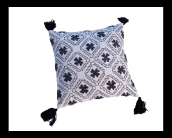 Coussin décoratif en coton blanc avec motif brodés et pompons 