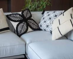 Coussin décoratif en coton blanc avec motif brodés et pompons 