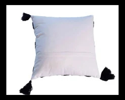 Coussin décoratif en coton blanc avec motif brodés et pompons 