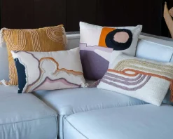 Coussin en tissu motif brodé et imprimé 