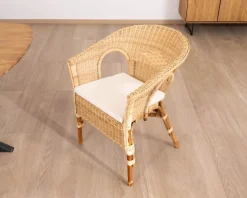 Elégant petit fauteuil en rotin tressé avec assise tissu 