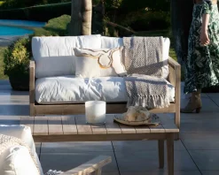 Ensemble canapé et fauteuils matelassés en teck et corde 