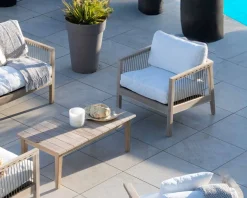 Ensemble canapé et fauteuils matelassés en teck et corde 