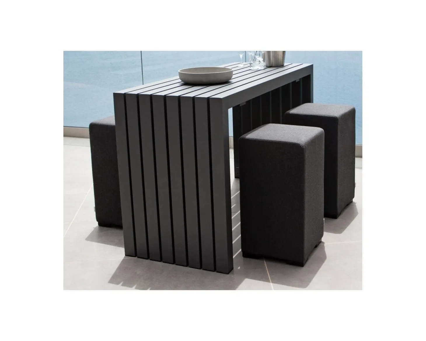 Ensemble table et tabourets hauts extérieurs 4 places "Java Island"