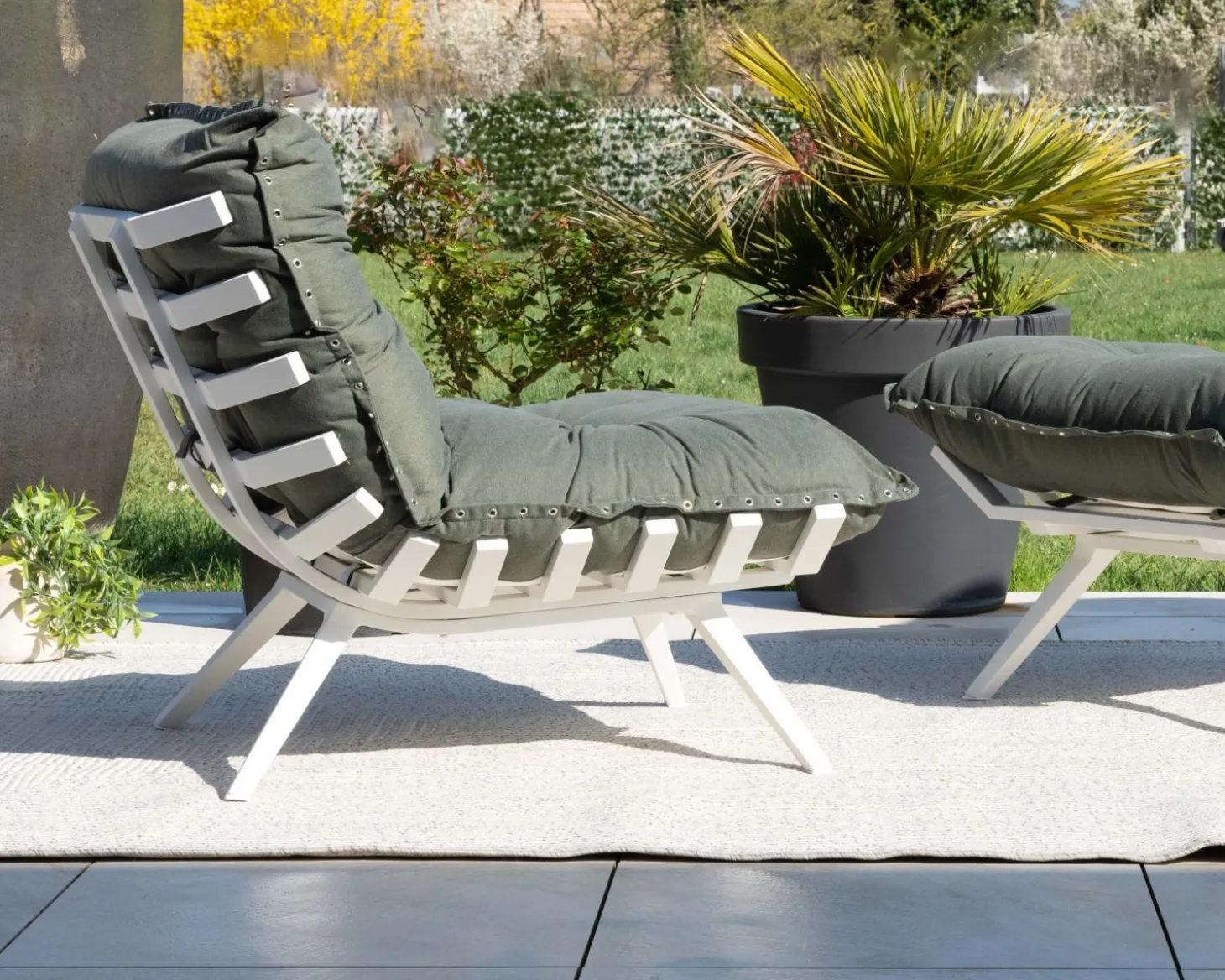Fauteuil de jardin ultra confort en tissu vert kaki avec repose pieds modulaire "Lisca"