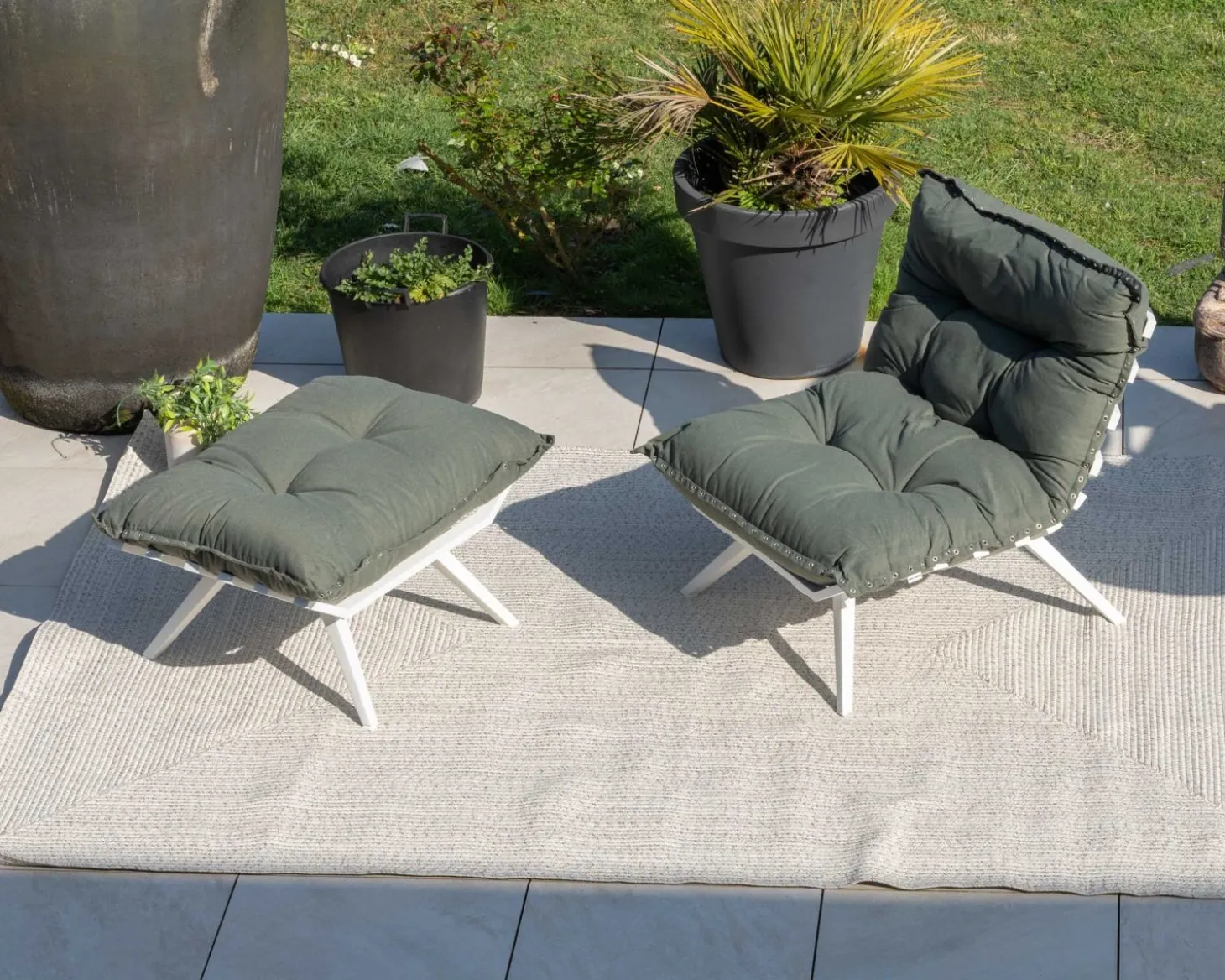 Fauteuil de jardin ultra confort en tissu vert kaki avec repose pieds modulaire "Lisca"